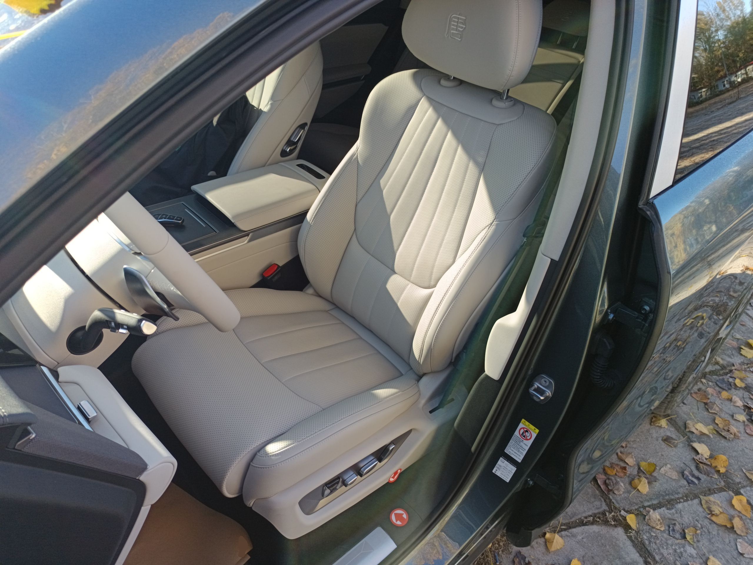 Переднее сиденье в автомобиле