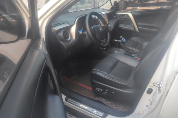 Used Toyota RAV4 2015 2.5L Automatic 4x4 Elite Edition Driver Seat