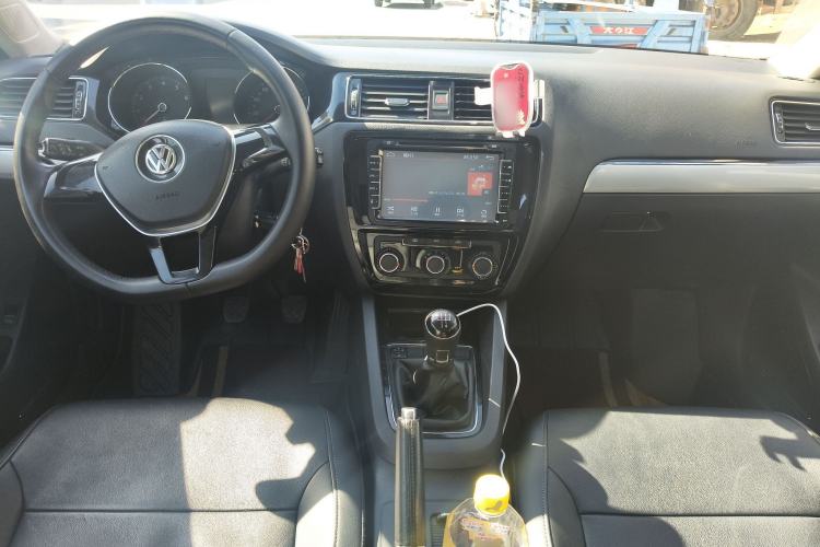 Used Volkswagen Sagitar 2015 230TSI Manual Comfort Version Center Console