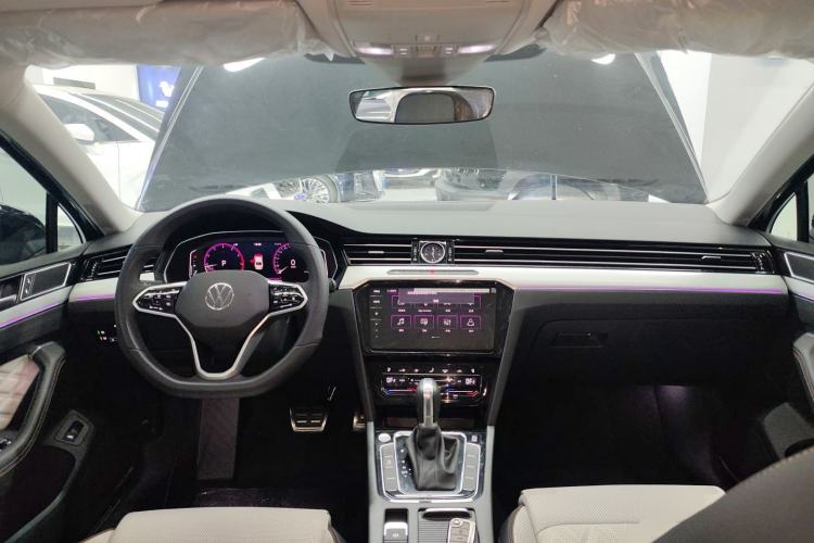 Used Volkswagen Magotan 2025 Zhongxiang Version 330TSI DSG Luxury Edition Center Console