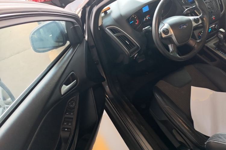 Used Ford Focus 2012 Sedan 1.6L Automatic Fashion Edition
