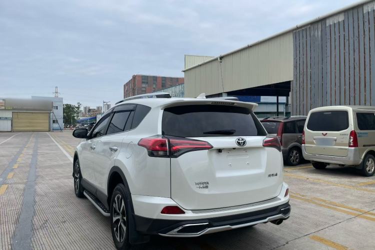 Used Toyota RAV4 2016 2.0L CVT Two-Wheel Drive Fashion Edition China V Standard
