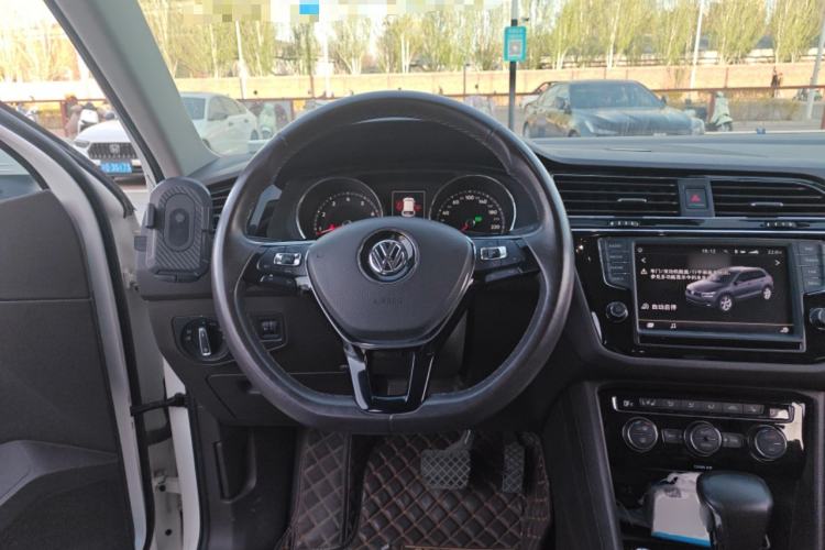 Used Volkswagen Tiguan L 2017 330TSI Automatic Two-Wheel Drive Luxury Edition Steering Wheel