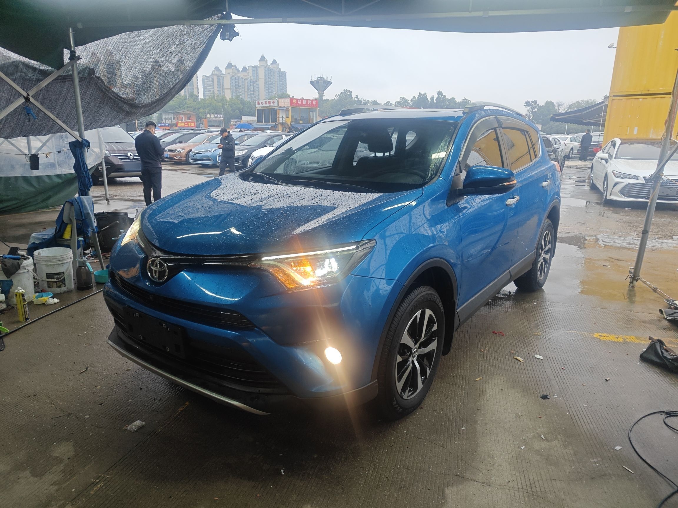 تحت مقدمة السيارة