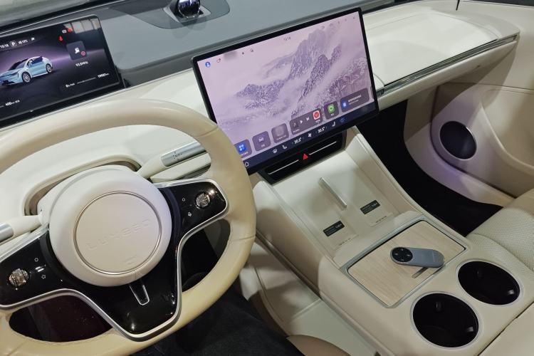 Used Hima Luxeed R7 2025 Range-Extended Version 251 km Max Center Console