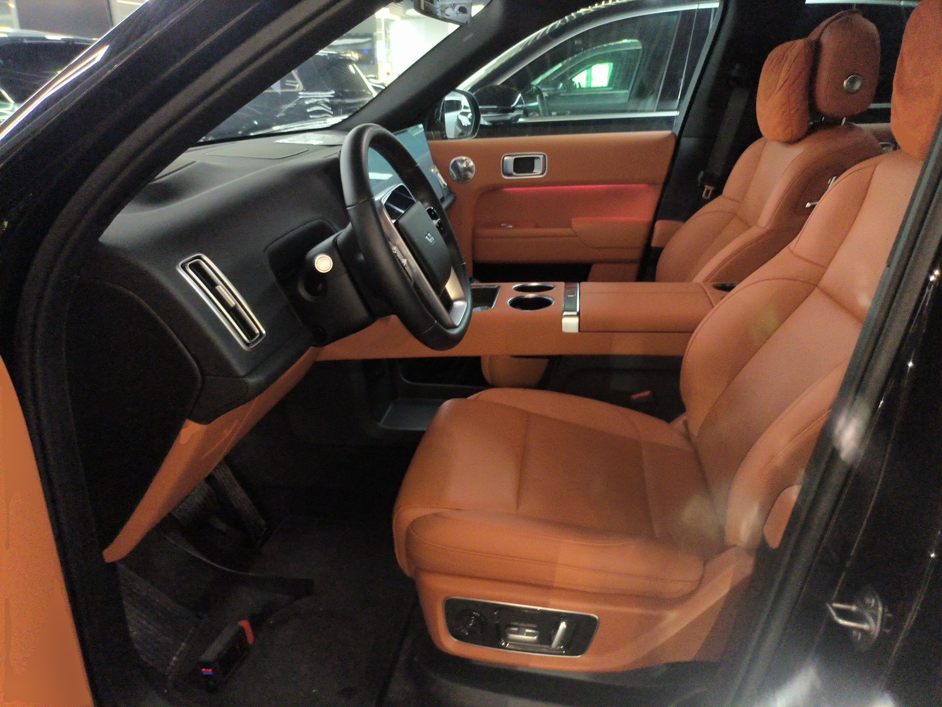 المقاعد الأمامية داخل السيارة