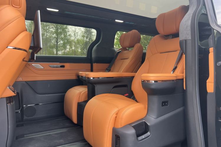 Used Geely Galaxy LEVC L380 2024 140-Degree 6-Seater All-Wheel-Drive Ultra Interior 2