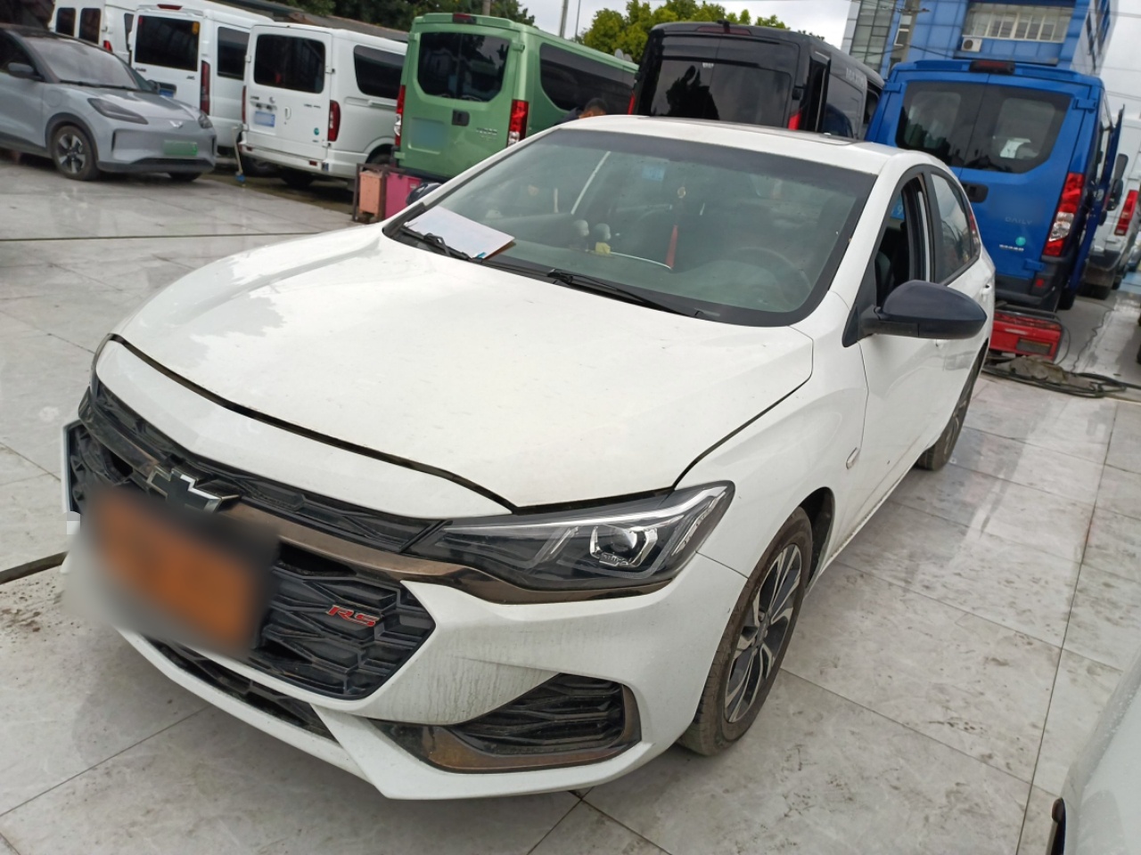 Под передней частью автомобиля