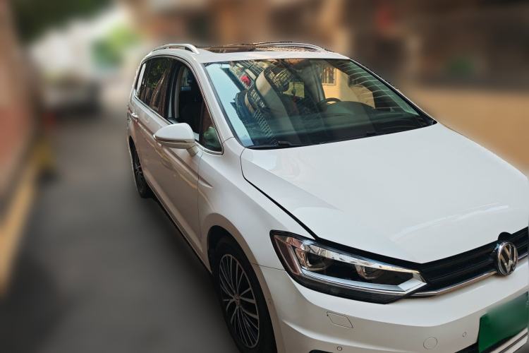 Used Volkswagen Touran 2016 Volkswagen Touran L 280TSI DSG Luxury Edition Front Right 45 Deg