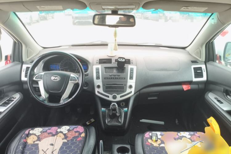 Used BYD S6 2014 2.0L Manual Luxury 5-Seater Center Console