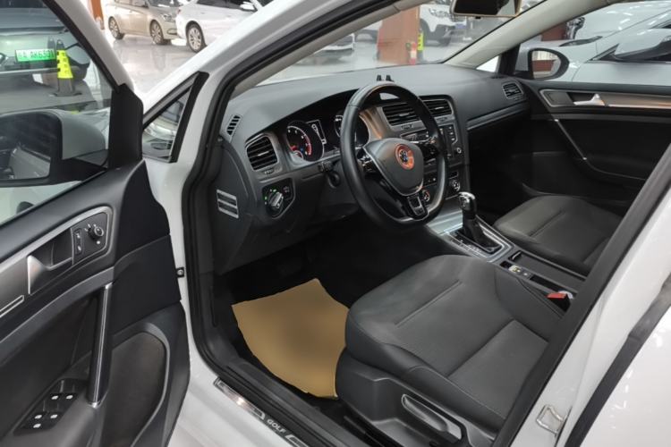 Used Volkswagen Golf 2017 1.6L Automatic Comfort Million-Vehicle Anniversary Edition Driver Seat