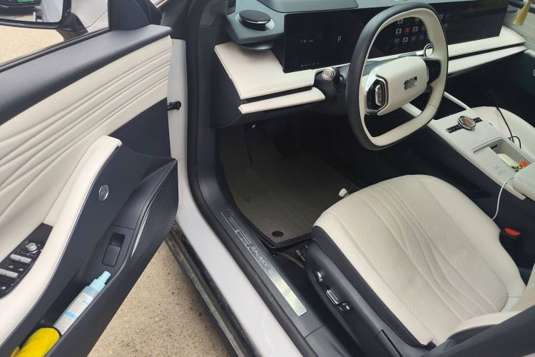 Used Geely Galaxy E8 2024 665 km Range Rear-Drive Starship Long-Range Version