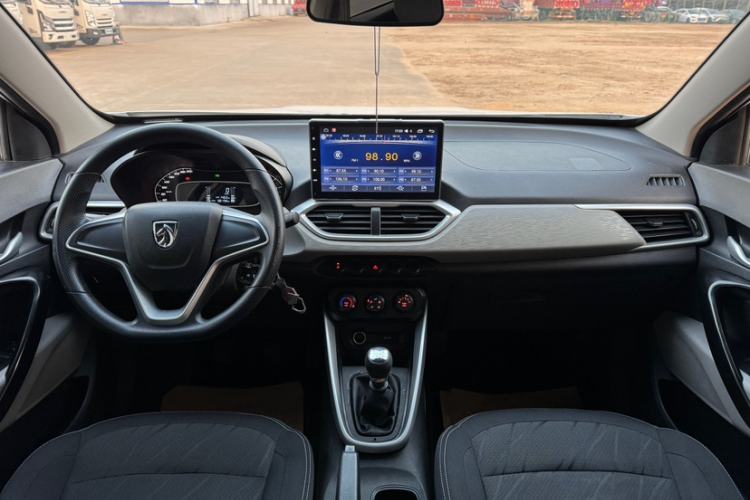 Used Baojun 510 2017 1.5L manual Comfort trim Interior 5