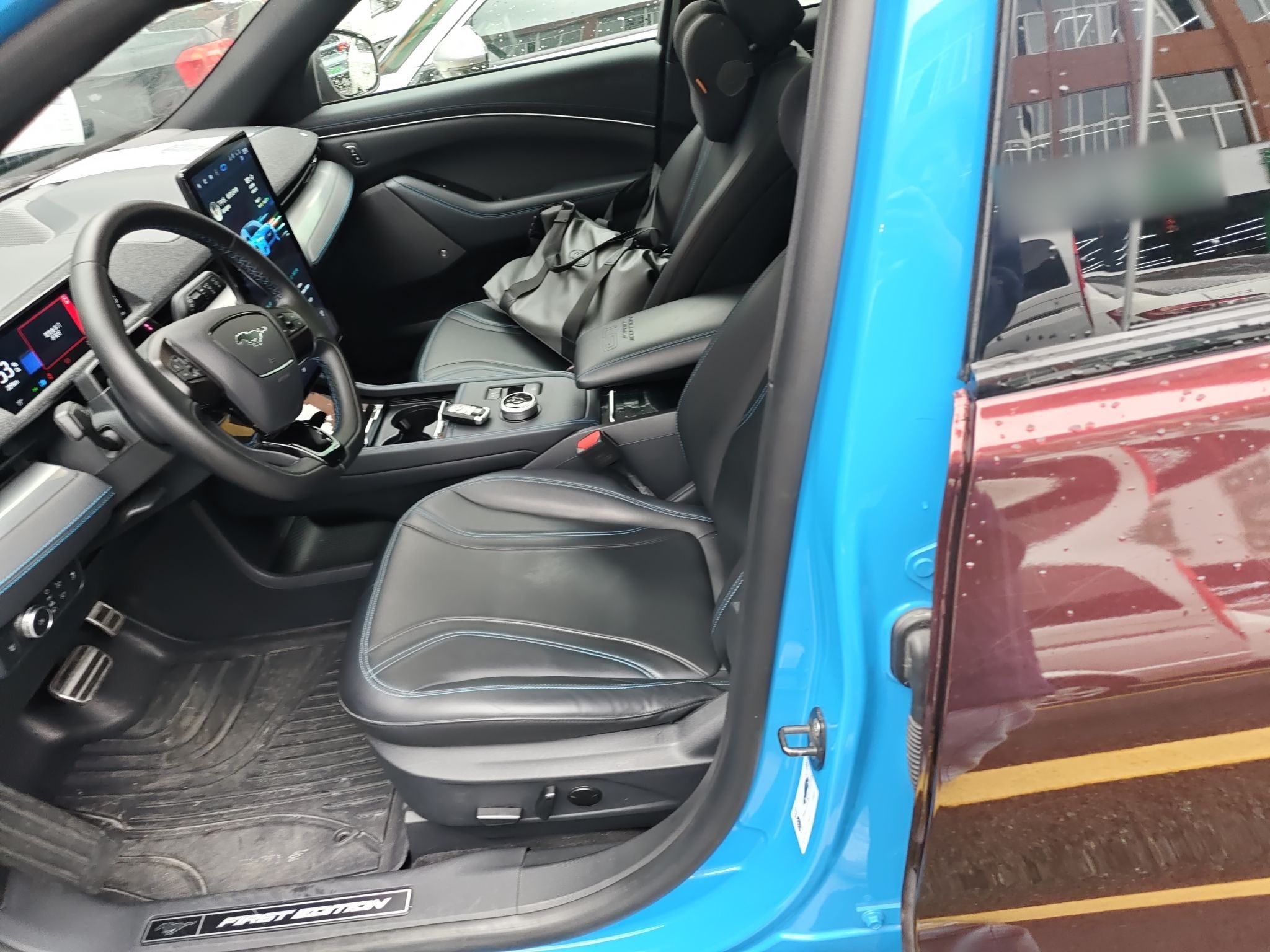 Переднее сиденье в автомобиле