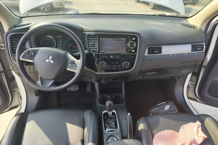 Used Mitsubishi Outlander 2013 2.4L 4x4 Luxury Navigation Edition 5 Seats Center Console