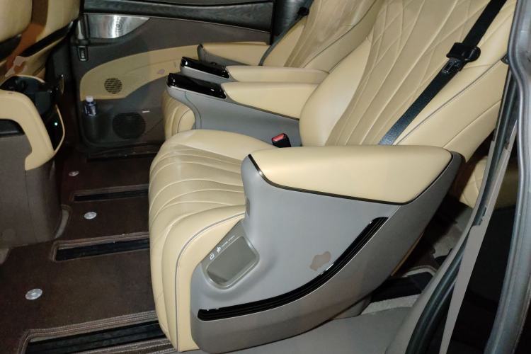 Used Denza D9 2022 DM-i 1040 Prestige Model
