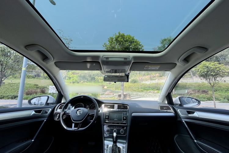 Used Volkswagen Golf 2018 230TSI Automatic Comfort Model Center Console