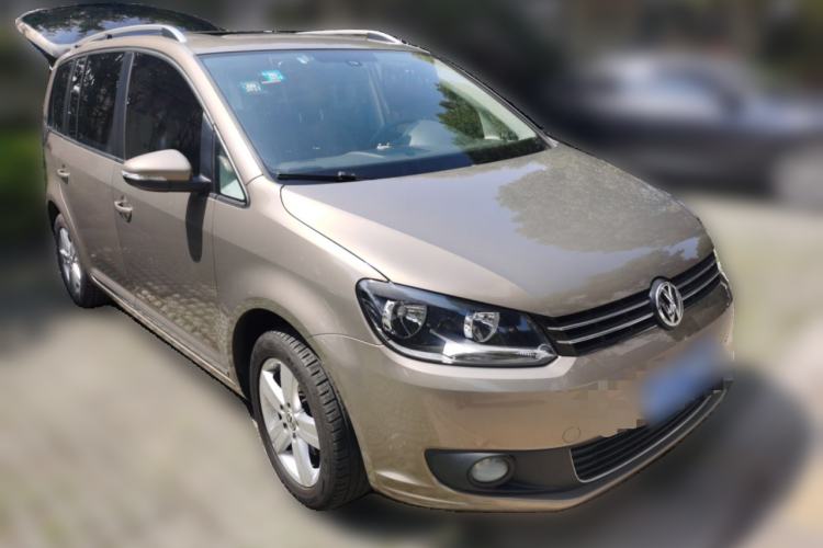 Used Volkswagen Touran 2015 1.4T DSG Comfort Edition 5 Seats Front Right 45 Deg