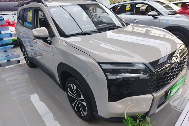 Used Wuling Xingguang 560 New Energy 2026 Model, Plug-in Hybrid, 125 km, Luxury Version Front Right 45 Deg