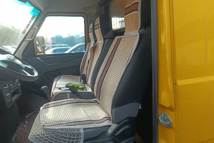 Used Iveco Daily 2021 2.8T V40 VAN厢式 Cargo Van 3-Seater Long Wheelbase Mid-Roof Design Dual Tires Manual Door