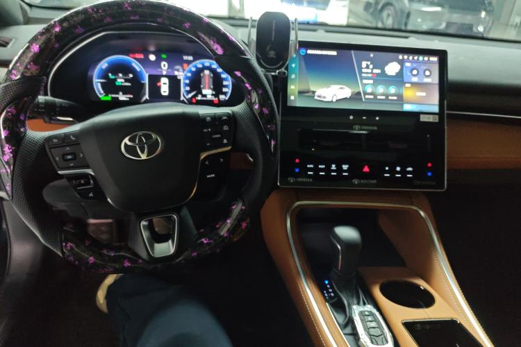 Used Toyota Avalon 2024 Dual-Motor 2.0L Luxury Edition Center Console