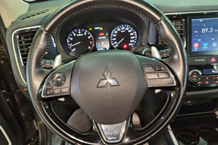 Used Mitsubishi Outlander 2019 2.4L 4x4 Zhi Xiang Edition 7 Seats China VI Standard
