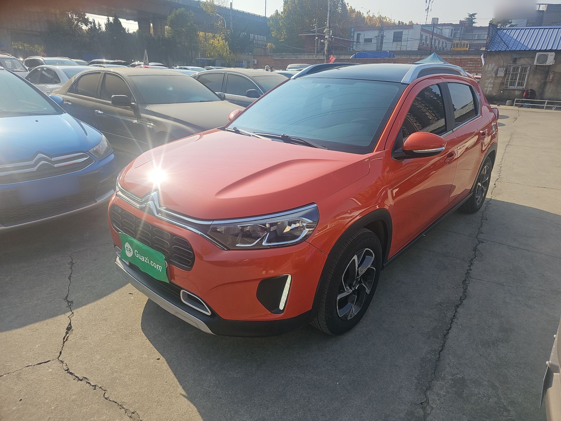 Под передней частью автомобиля