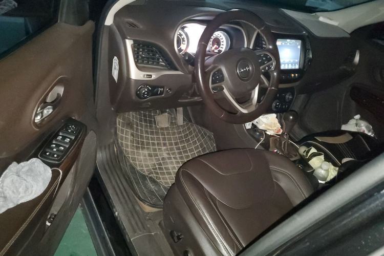 Used Jeep Cherokee 2014 2.4L Luxury Edition Driver Seat