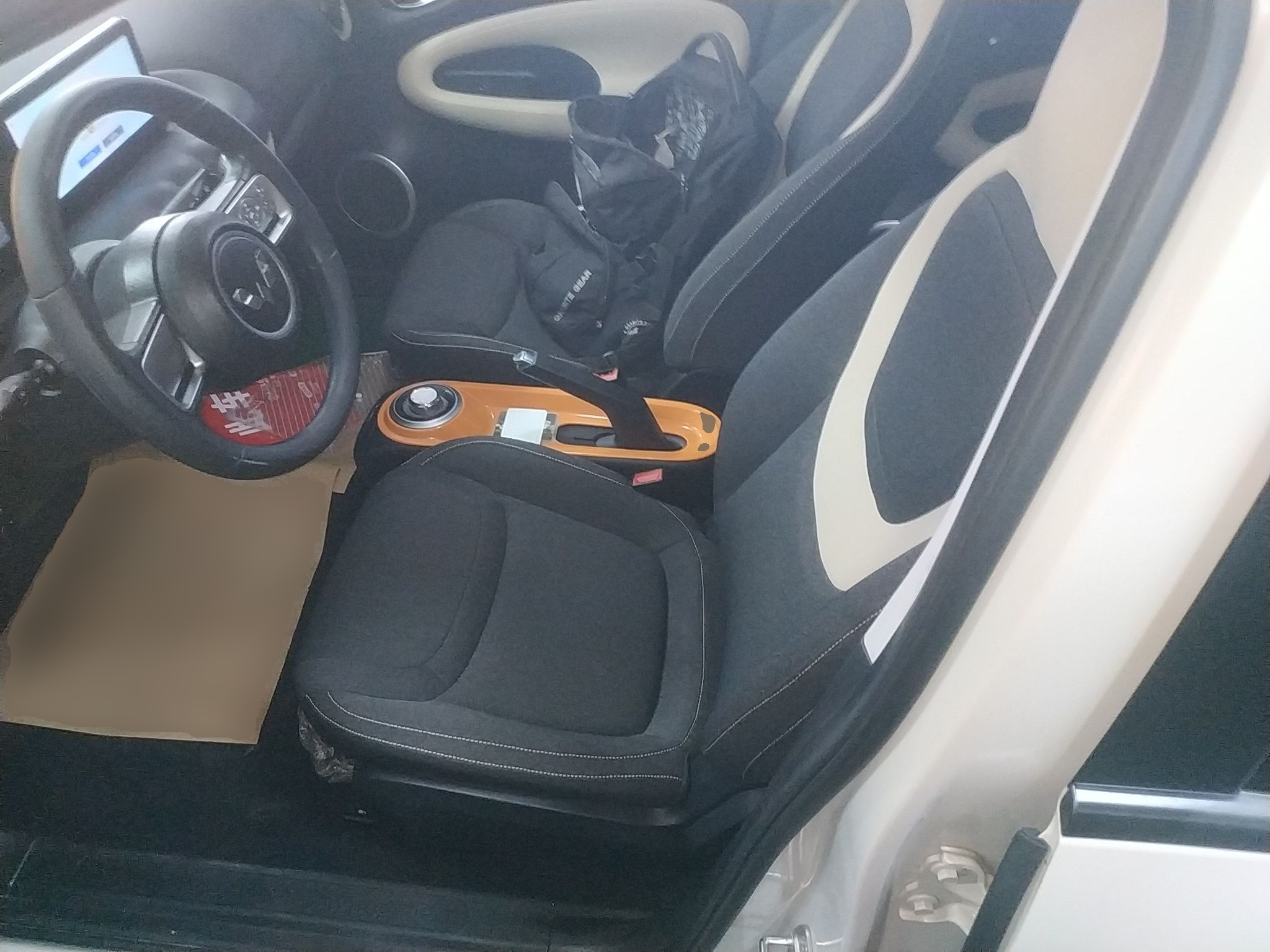 المقاعد الأمامية داخل السيارة