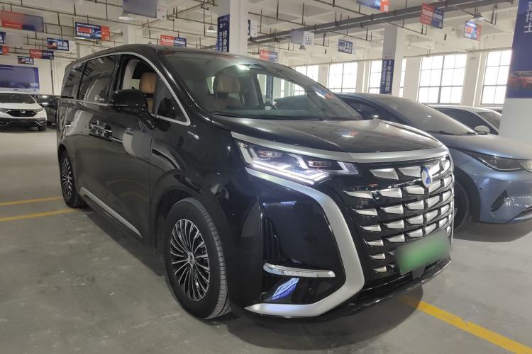 Used Denza D9 2022 DM-i 970 Four-Wheel Drive Prestige Model Front Right 45 Deg