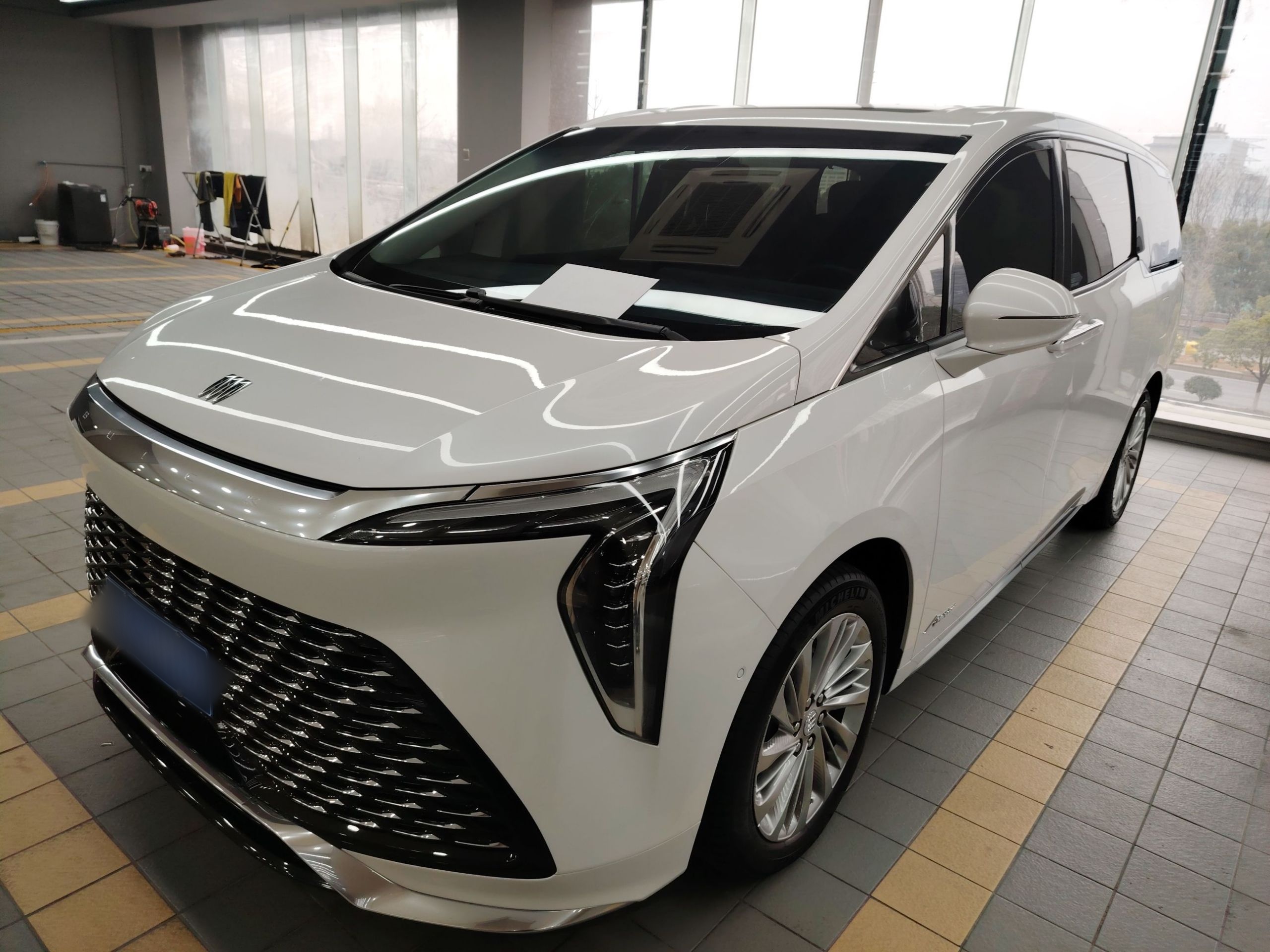 Под передней частью автомобиля