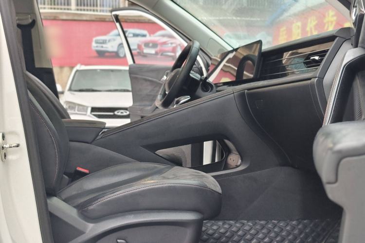 Used Roewe D5X DMH 2024 135 Tech Edition
