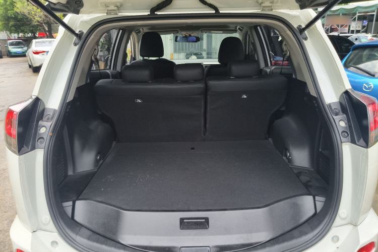 Used Toyota RAV4 2019 2.0L CVT Two-Wheel Drive Luxury Version China VI Standard
