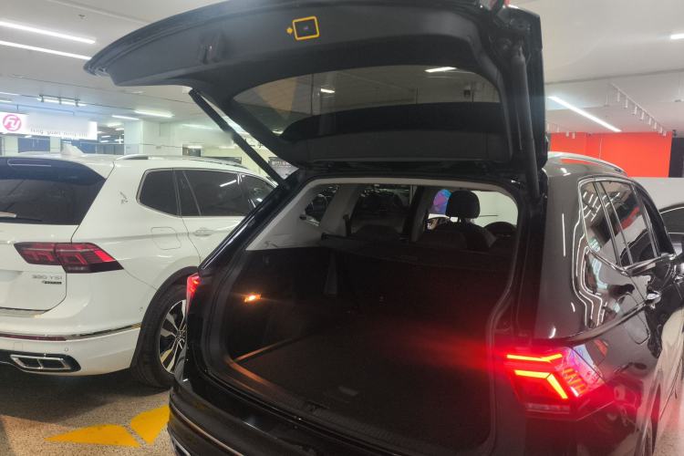 Used Volkswagen Tiguan L 2023 330TSI Automatic Two-Wheel Drive R-Line Enjoyment Edition
