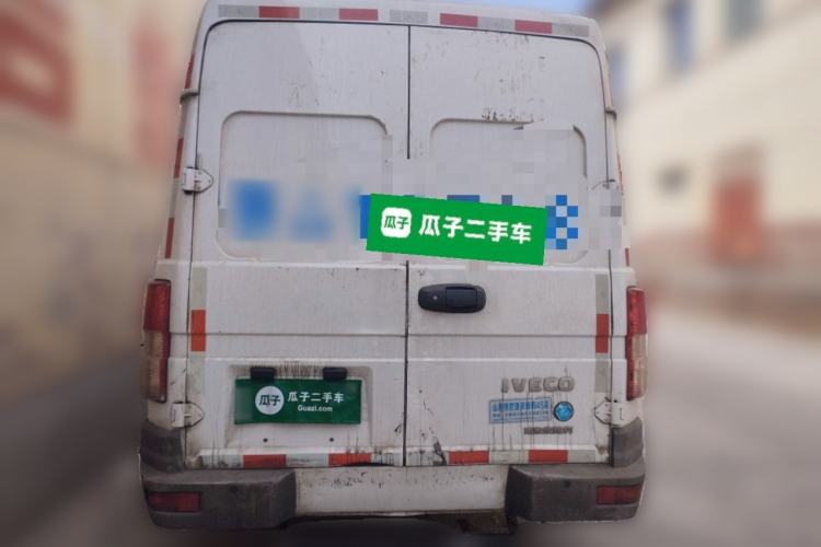 Used Iveco Daily 2021 2.8T V40 VAN厢式 Cargo Van 3-Seater Long Wheelbase Mid-Roof Design Dual Tires Manual Door
