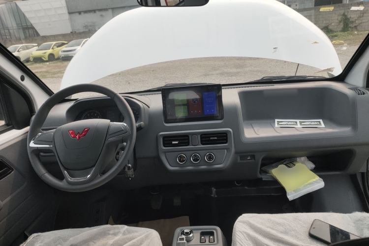 Used Wuling Yangguang 2024 300KM Comfort Version Passenger Van 75kW
