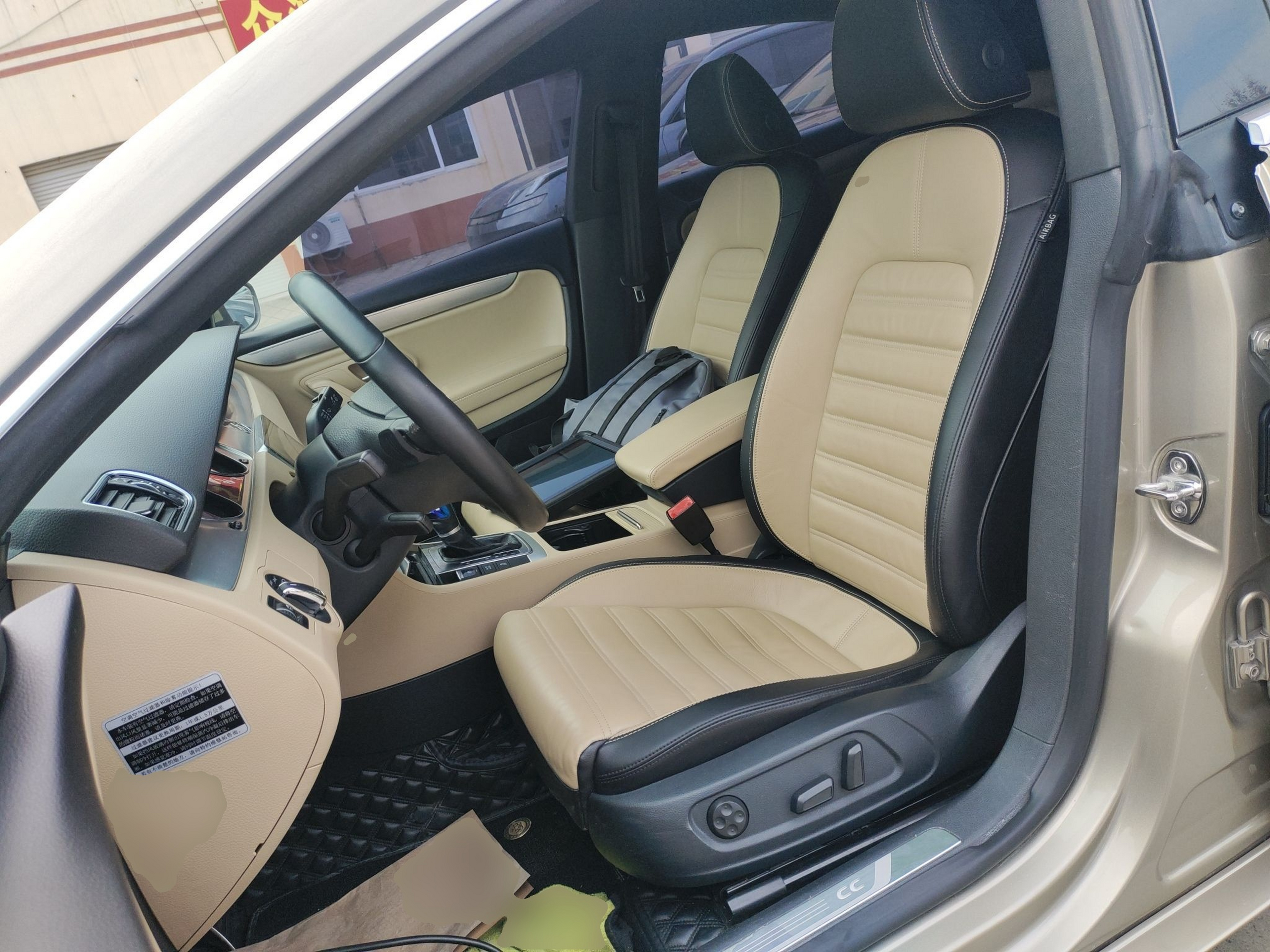 المقاعد الأمامية داخل السيارة