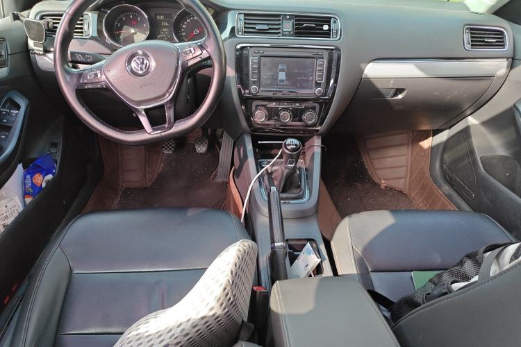 Used Volkswagen Sagitar 2015 1.6L Manual Comfort Model Center Console