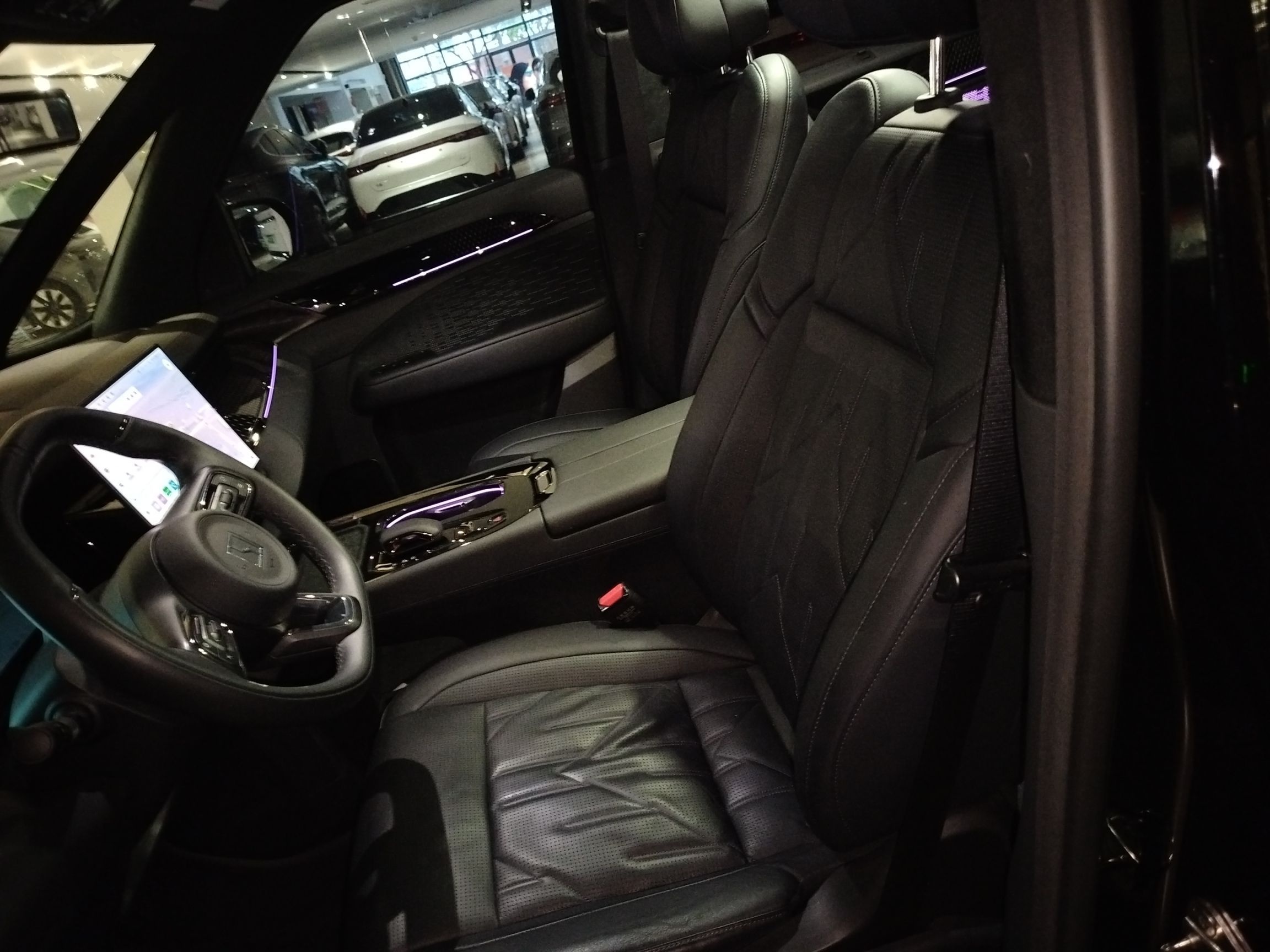 المقاعد الأمامية داخل السيارة