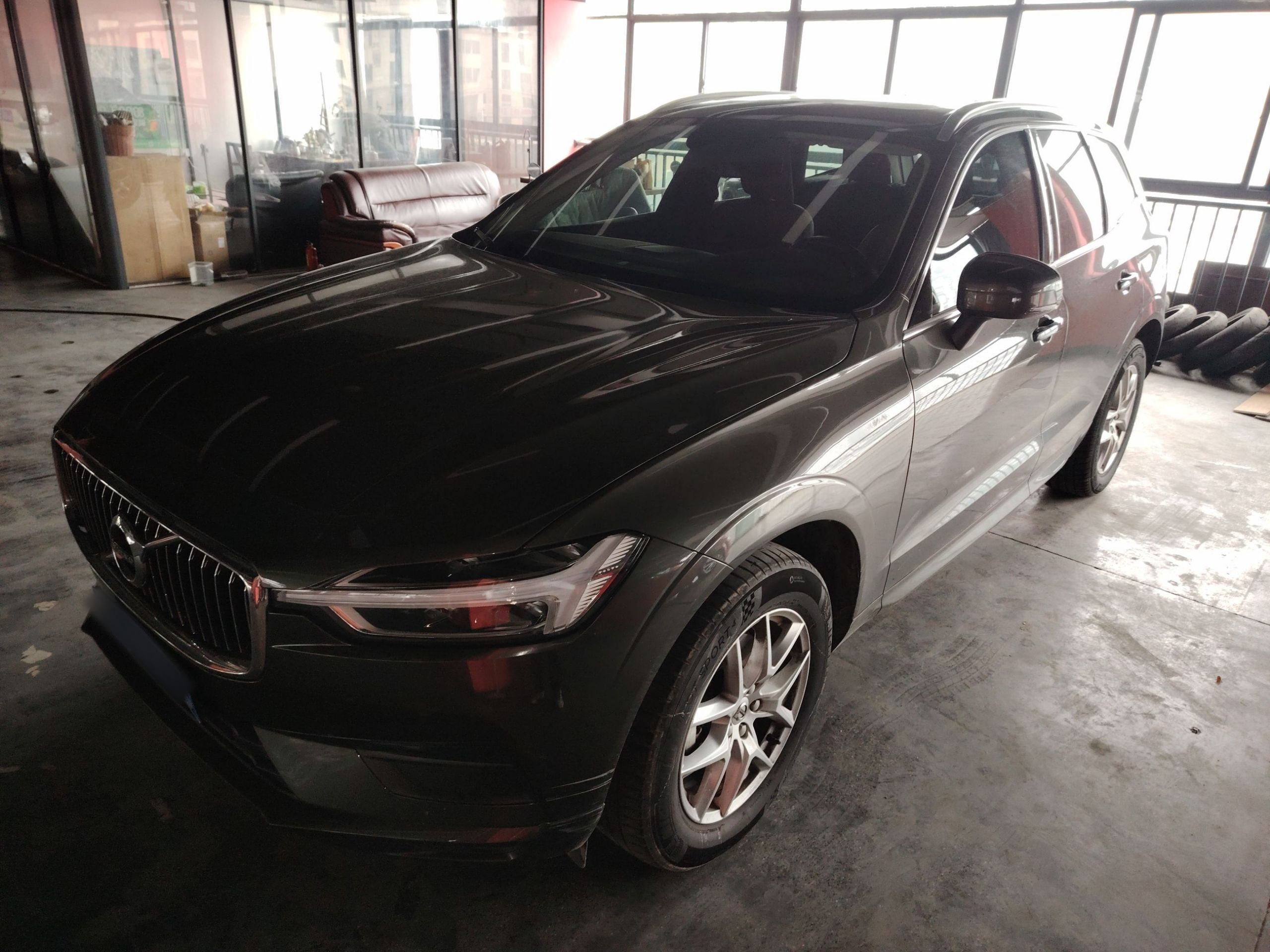 تحت مقدمة السيارة