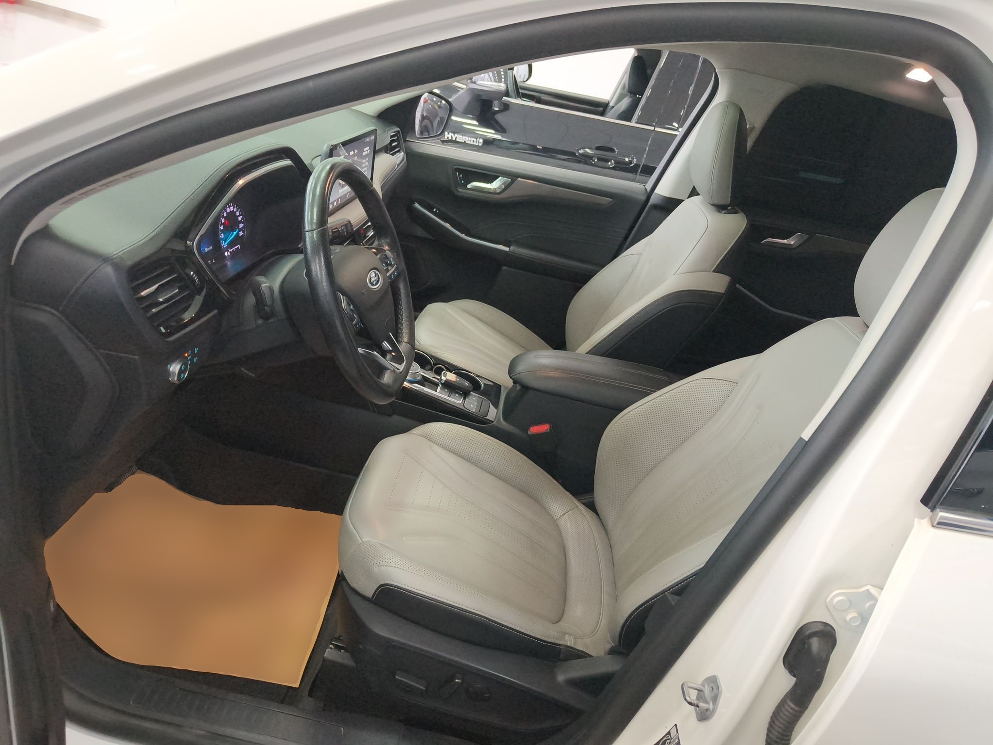 المقاعد الأمامية داخل السيارة