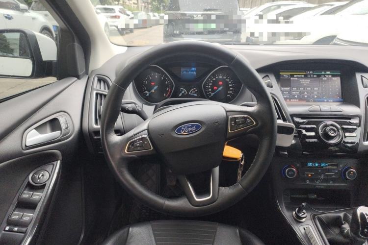 Used Ford Focus 2015 Hatchback 1.6L Manual Fashion Edition
