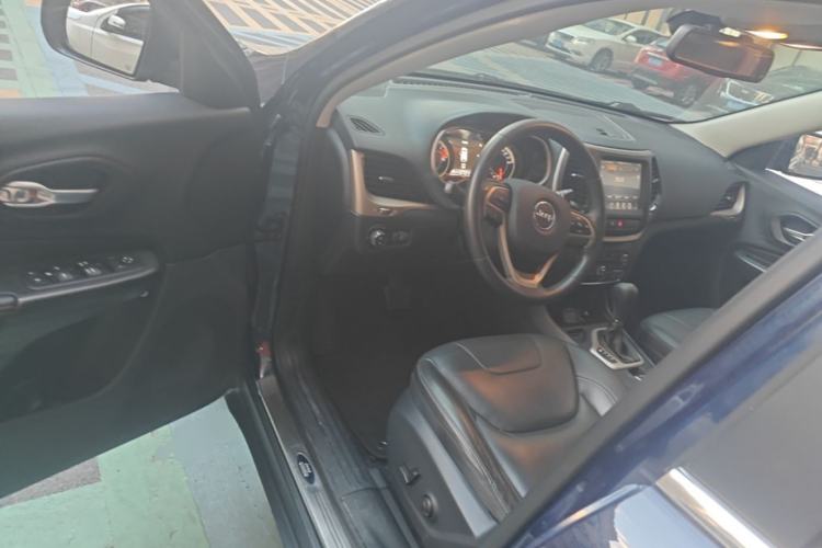 Used Jeep Cherokee 2016 2.0L Superior Edition