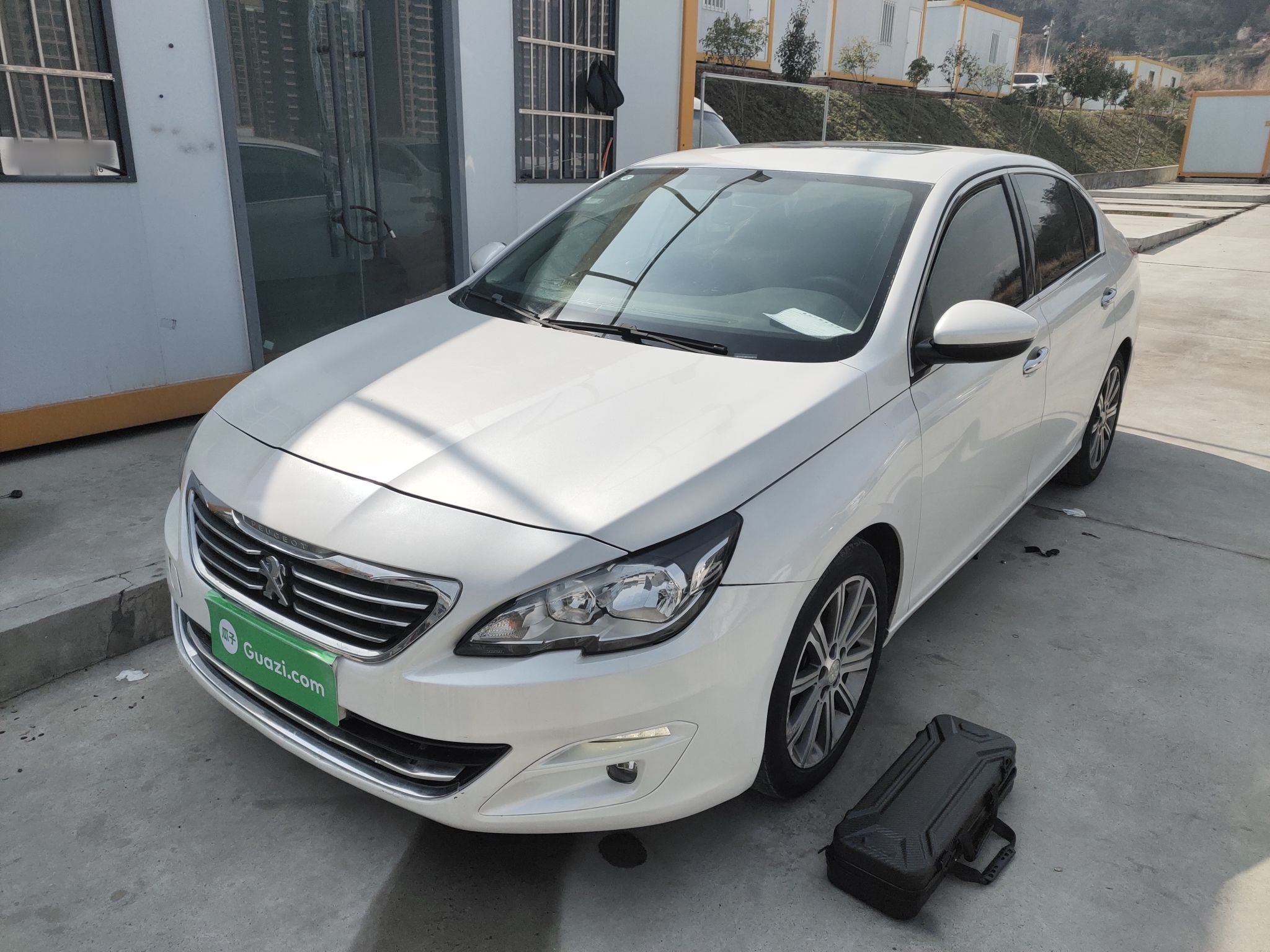 تحت مقدمة السيارة