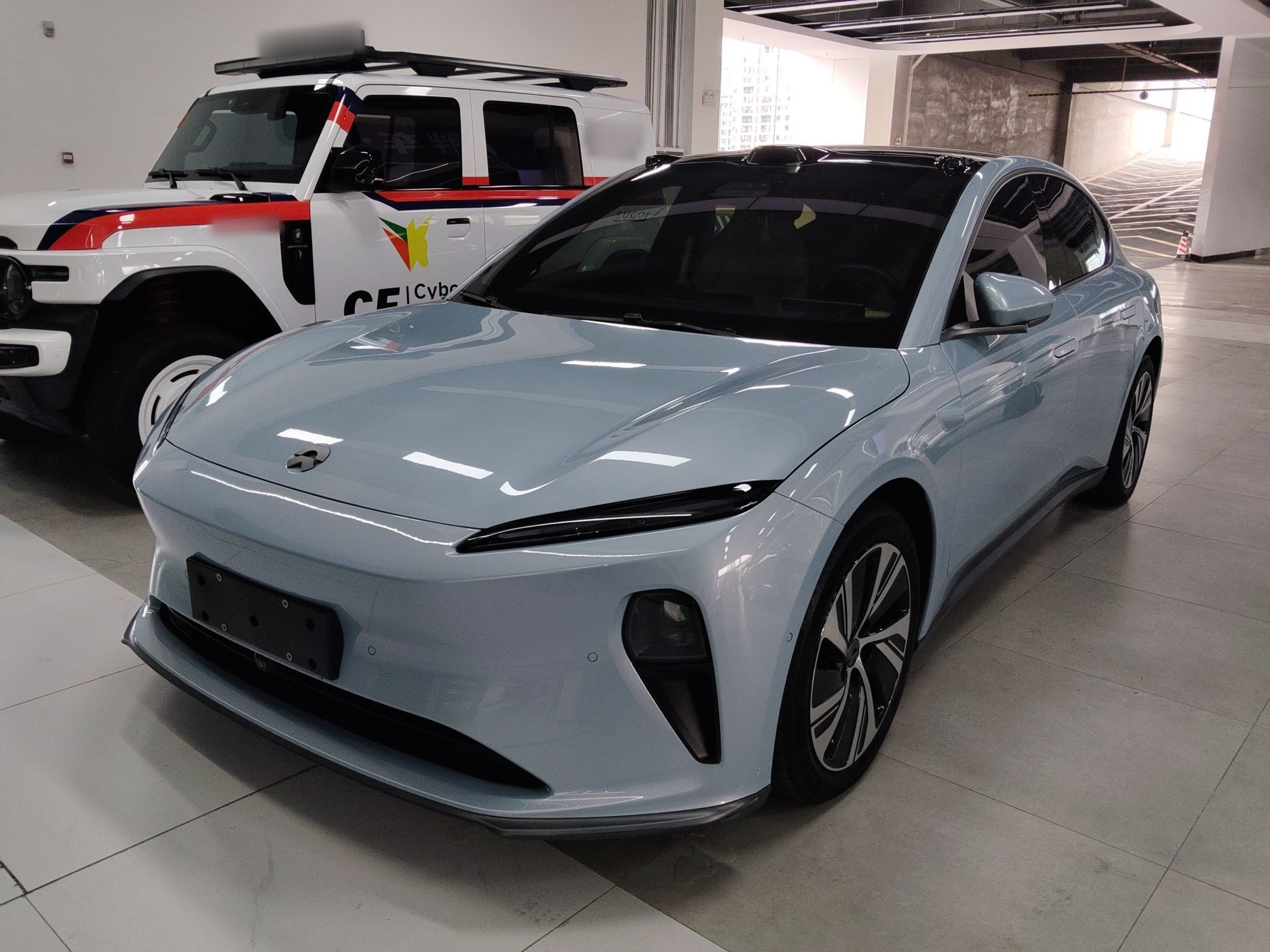 Под передней частью автомобиля