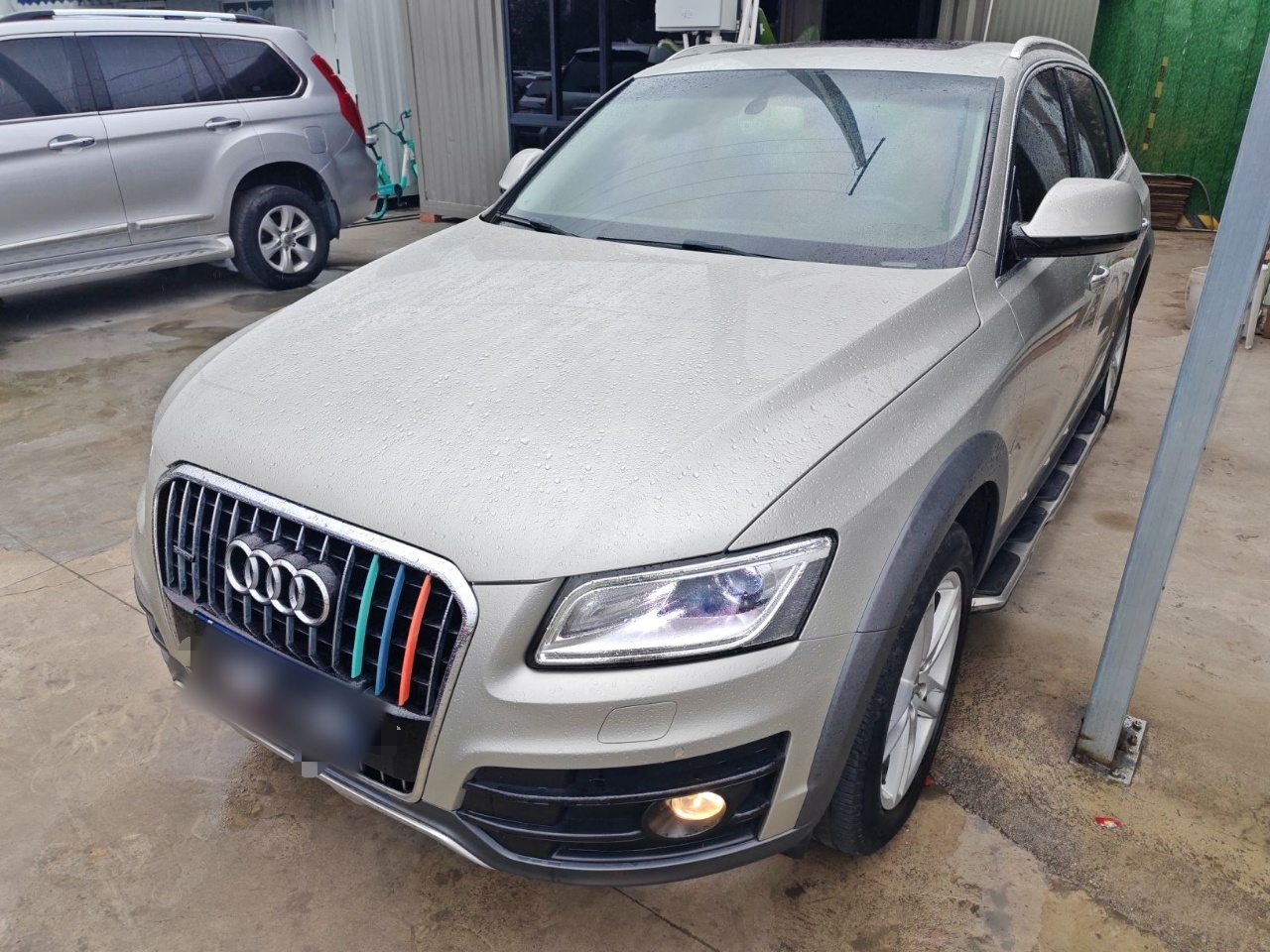 تحت مقدمة السيارة