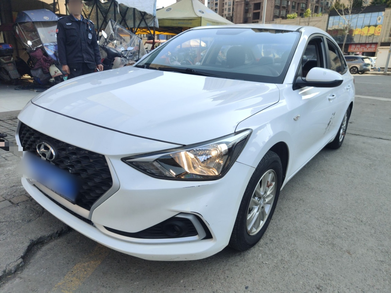 Под передней частью автомобиля