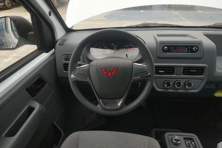 Used Wuling Yangguang 2024 300KM Comfort Version Passenger Van 75kW Steering Wheel