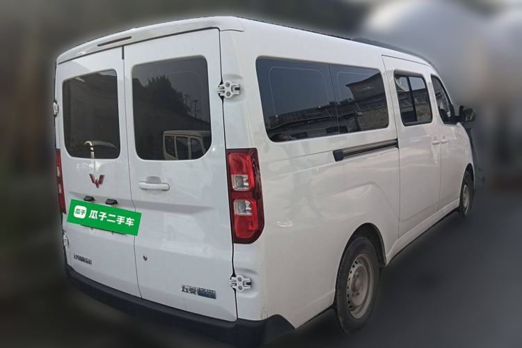 Used Wuling Yangguang 2024 300KM Comfort Version Passenger Van 75kW