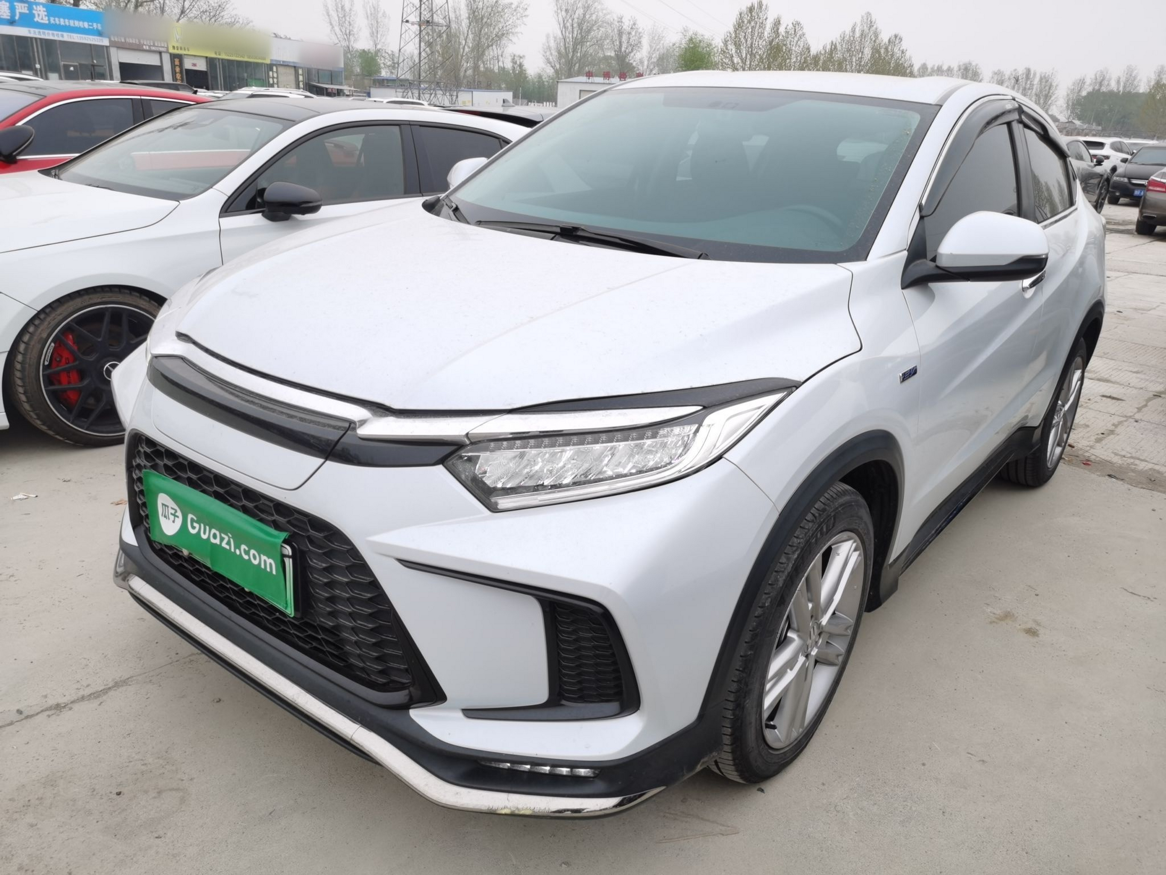 Под передней частью автомобиля